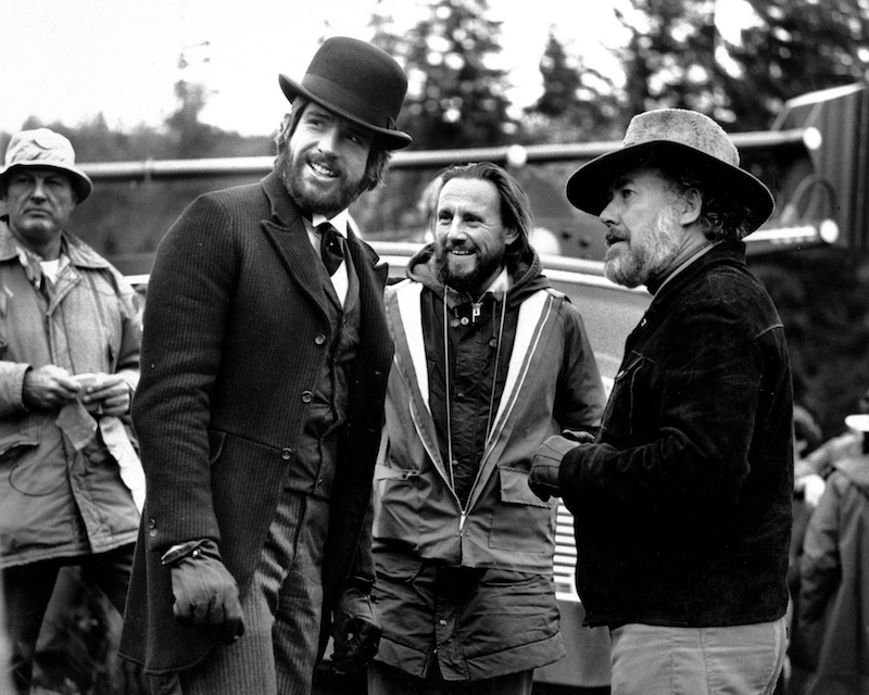 演员Warren Beatty, Vilmos Zsigmond和导演Robert Altman在拍摄现场｜来自网络